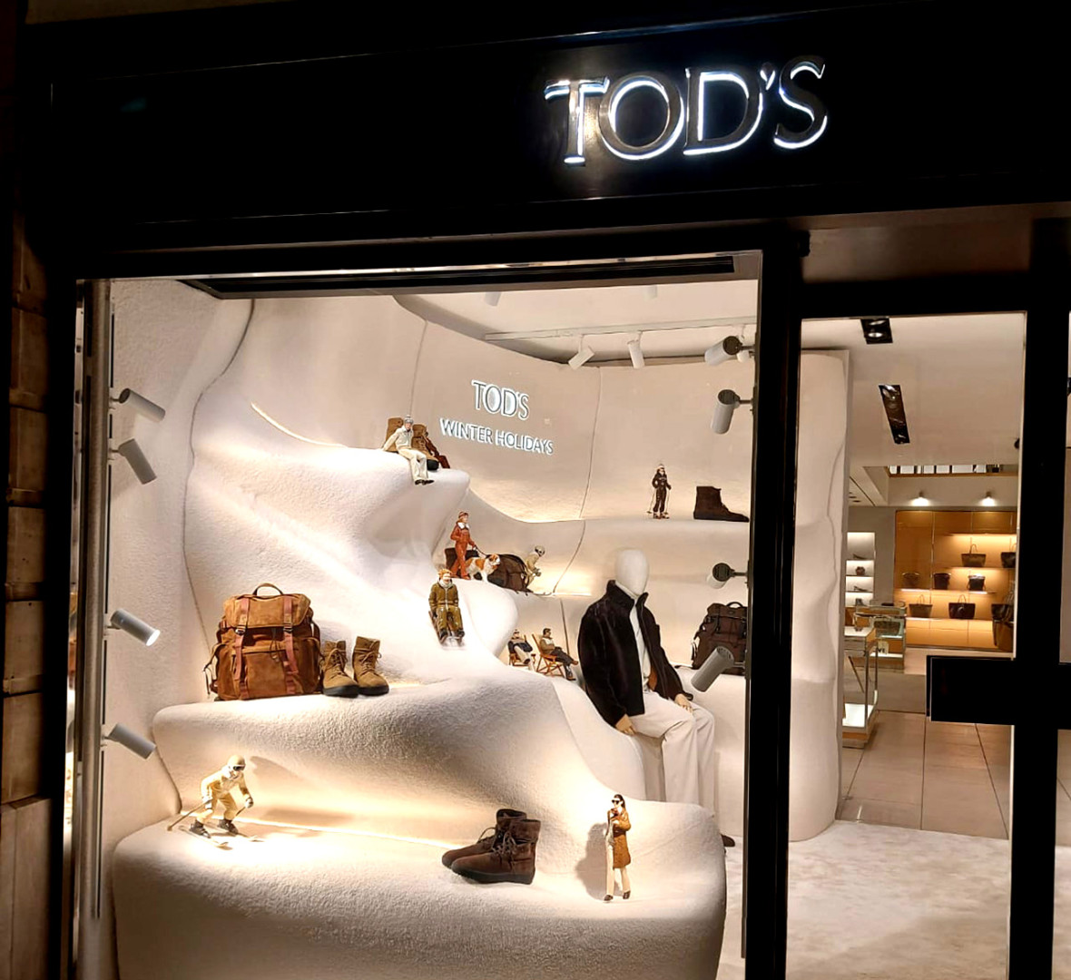 Фото: Витрина Tod’s в Париже
