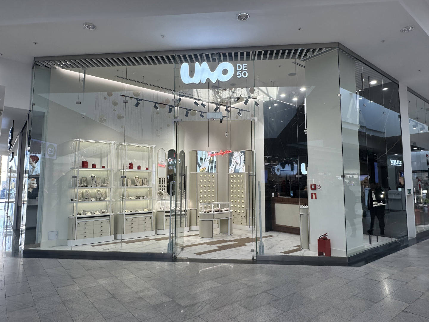 Сеть UNOde50 открыла первый бутик в Красноярске