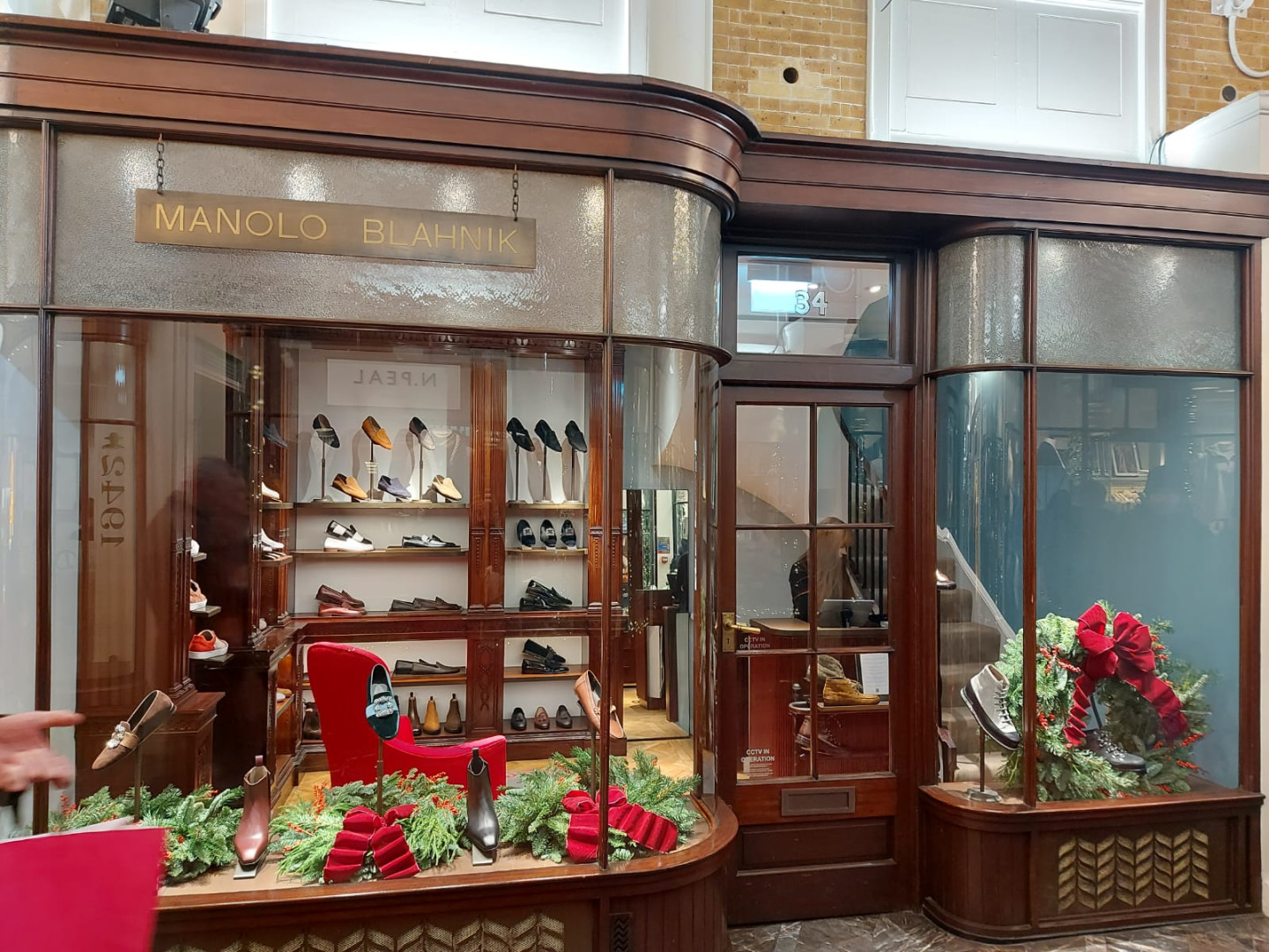 Витрина Manolo Blahnik в Лондоне. Фото: Elena Tsfasman, Retail.ru