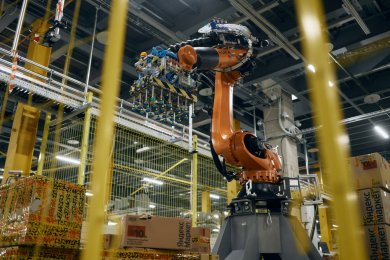 «Яндекс Маркет» протестирует новую модель складского робота со встроенной нейросетью