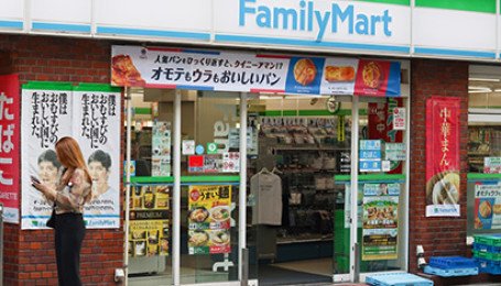 Зачем японские магазины у дома FamilyMart начали продавать одежду?