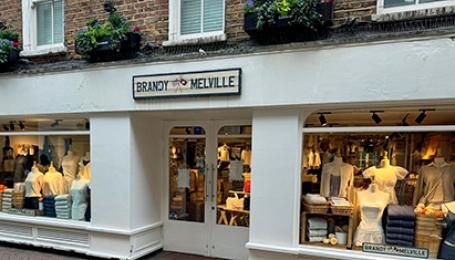 Как скандальный фэшн-бренд Brandy Melville сохраняет лояльную аудиторию без рекламы и примерочных