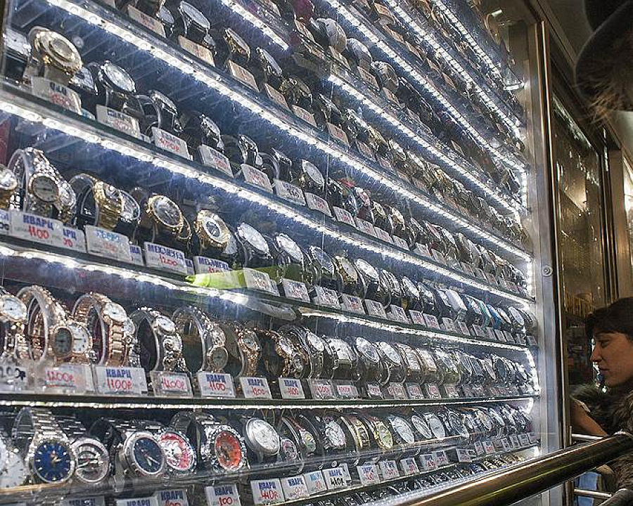 Сочтены часы коммерческих посредников, сдававших торговые площади «Гормоста» и «Метрополитена». Фото: Евгений Гурко, Коммерсантъ