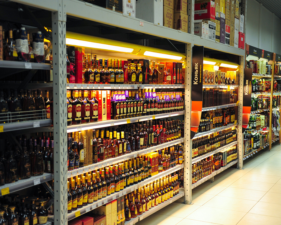 Цветовое и световое решение алкогольной секции располагает к покупке дорогих коньяков, виски.