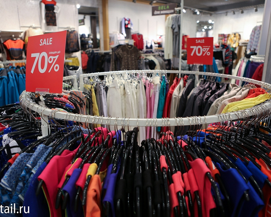 Стойки с одеждой, которая продается со значительными скидками, обращают на себя внимание покупателей.